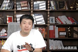 心情复杂，被直红罚下的阿劳霍蹲在场边观战